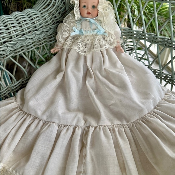 1992 GUNNY, 10 1/2” PORCELAIN DOLL WITH CLOTH BODY. - Picture 11 of 14